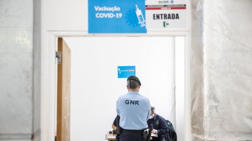 Covid-19: MAI pede esclarecimentos à ‘Task Force&#039; sobre atrasos na vacinação dos polícias
