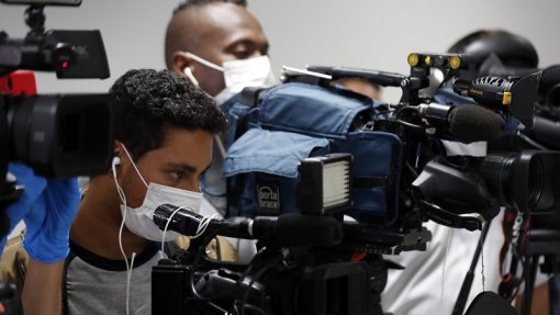 Covid-19: Pelo menos 1.115 jornalistas de 77 países morreram da doença - ONG