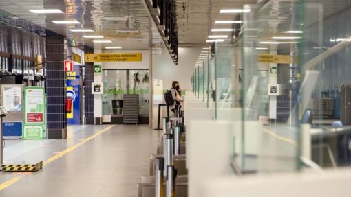 Covid-19: Vacinados, recuperados e testados perto de viajar com certificado na UE