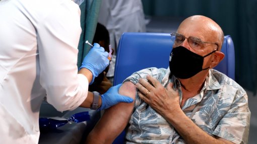 Covid-19: Regulador europeu solicita informações sobre infeções cardíacas em pessoas vacinadas
