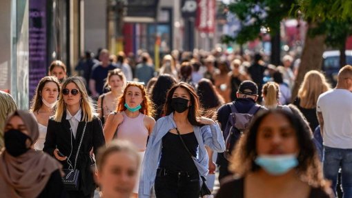 Covid-19: Reino Unido confirma que variante Delta é 60% mais transmissível