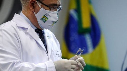 Covid-19: Brasil poderia ter salvo 20 mil vidas por mês com vacinação mais acelerada - Estudo