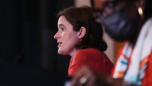 Covid-19: Ministra da Presidência admite paragem no processo de desconfinamento