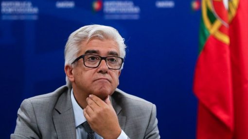 Covid-19: Governo confirma cerca de mil infeções e cinco óbitos em pessoas vacinadas