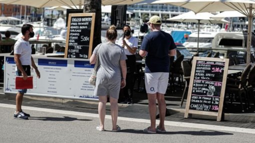 Covid-19: Um terço dos casos no Algarve são estrangeiros residentes ou de férias