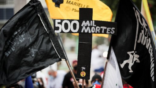 Covid-19: Leitores &quot;arrepiados&quot; com capa em branco de jornal pelas 500 mil mortes no Brasil