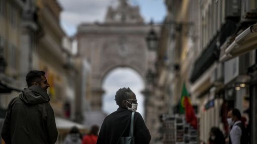 Covid-19: Os 100 dias de desconfinamento num país que passou de “verde” a “vermelho”
