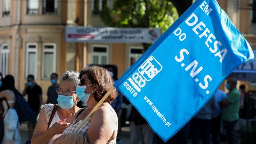 Dezenas de pessoas concentram-se em Coimbra em defesa do Hospital dos Covões