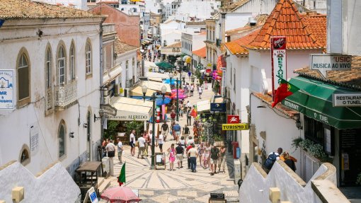 Covid-19: Albufeira e Lisboa recuam no desconfinamento e juntam-se a Sesimbra com risco muito elevado