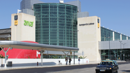 Covid-19: Águas residuais do aeroporto de Lisboa analisadas para detetar variantes