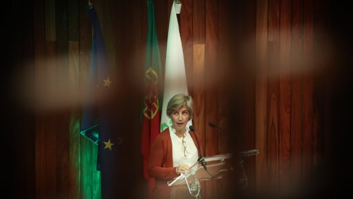 Covid-19: Ministra da Saúde admite que vacina pode fazer parte do programa de vacinação
