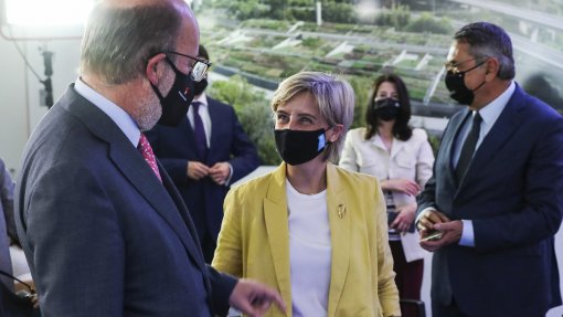 Ministra assegura que tem sido feito &quot;todo o esforço&quot; para reforçar orçamento do SNS