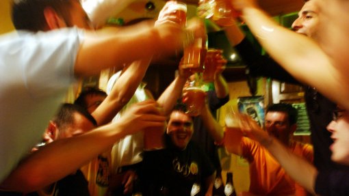 Covid-19: GNR acaba com festa ilegal com mais de 100 pessoas em Esposende