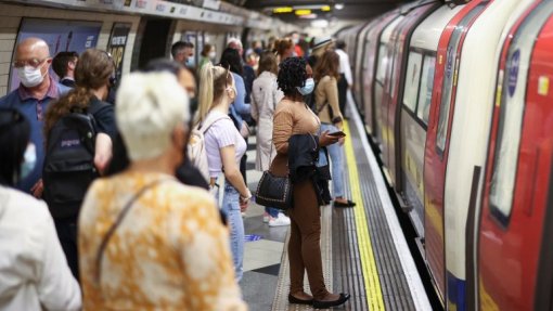 Covid-19: Governo confirma alívio de restrições a 19 de julho em Inglaterra