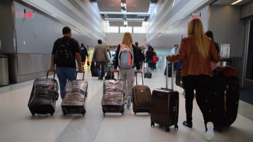 Covid-19: França não impedirá férias em Portugal, mas pede prudência