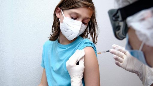 Covid-19: Pediatras divididos sobre vantagens de vacinar crianças