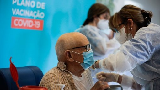 Covid-19: Cem doentes com risco de reações alérgica vacinados em hospital de Lisboa