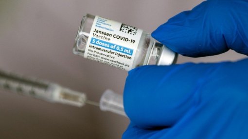 Covid-19: Desmaios após vacinas não são invulgares, diz responsável da EMA