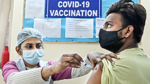 Covid-19: OMS pede aos países para não administrarem terceiras doses das vacinas