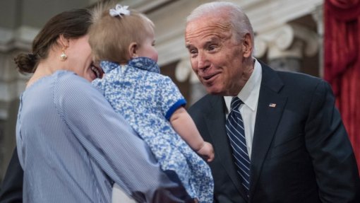 Biden dá início ao maior programa de combate à pobreza nos EUA desde os anos 60