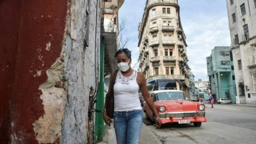 Biden admite enviar para Cuba &quot;quantidades significativas&quot; de vacinas contra covid-19