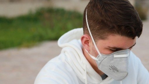 Covid-19: Um terço de jovens hospitalizados teve complicações pós-alta - estudo
