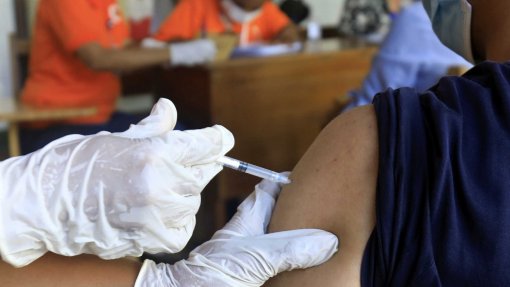 Covid-19: Portugal entrega na terça-feira 12 mil vacinas e material médico a Timor-Leste