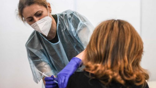 Covid-19: Investigadores defendem aceleração nas notificações de reações adversas às vacinas