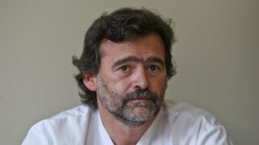 Covid-19: Diretor de medicina intensiva do S. João defende aceleração da vacinação de jovens