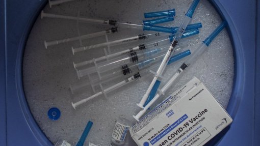 Covid-19: Vacinas da Janssen vão atrasar em agosto e apenas chegam 200 mil