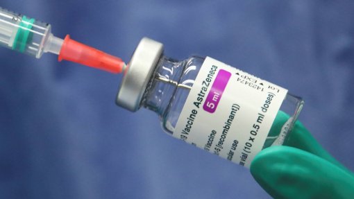 Covid-19: Cerca de 550 mil abrangidos pela redução do intervalo entre doses da AstraZeneca