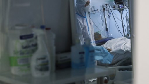 Covid-19: “Há um aumento de procura mas ainda há folga de resposta” – intensivista do S. João