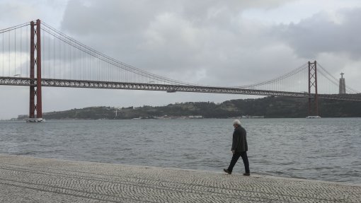 Covid-19: Solidão duplica na UE devido à pandemia e Portugal tem 6.ª maior subida - Estudo