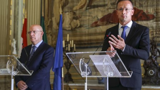 Covid-19: Portugal compra à Hungria vacinas para doações a países lusófonos