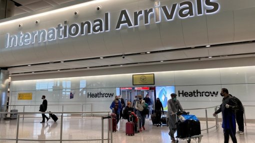 Covid-19: Inglaterra vai eliminar quarentena a vacinados da UE e EUA – oficial