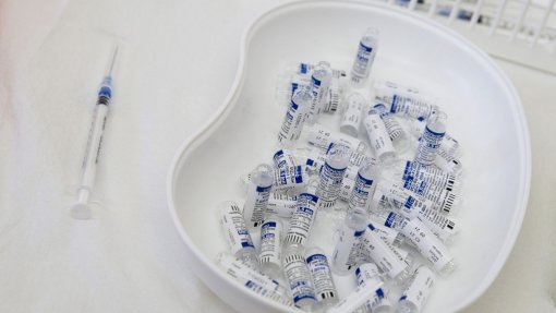 Covid-19: Falhas no &#039;stock&#039; de vacinas não comprometem segunda dose - Governo