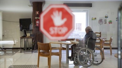 Covid-19: Médicos de saúde pública pedem cautela com surtos em lares