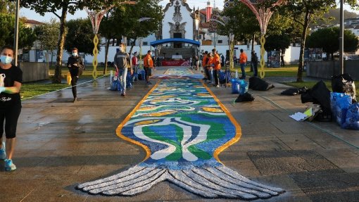 Covid-19: Tapete de sal da Romaria d’Agonia homenageia profissionais de centro de vacinação