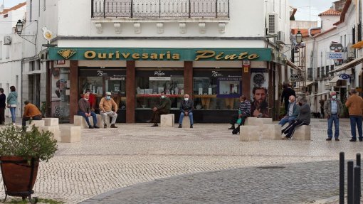 Covid-19: Incidência continua a baixar, índice de transmissibilidade sobe