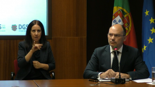 Covid-19: Testes serológicos inadequados para tomar decisão sobre terceira dose - especialista