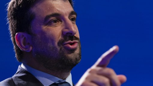 Covid-19: Ministro da Educação remete para autoridades de Saúde decisão sobre testes ou nova vacina