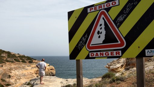 Praia de Albufeira onde estavam 30 pessoas evacuada por risco de derrocada
