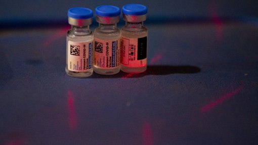 Covid-19: OMS pede que farmacêuticas não exportem vacinas que produzem em África