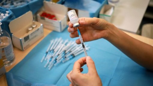 Covid-19: Hospitais têm vacinas para alérgicos mas há quem espere meses