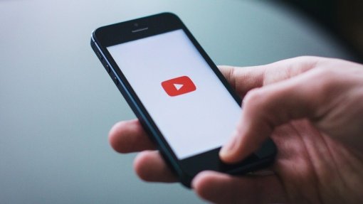 Covid-19: YouTube remove mais de um milhão de vídeos com alegadas &#039;fake news&#039;