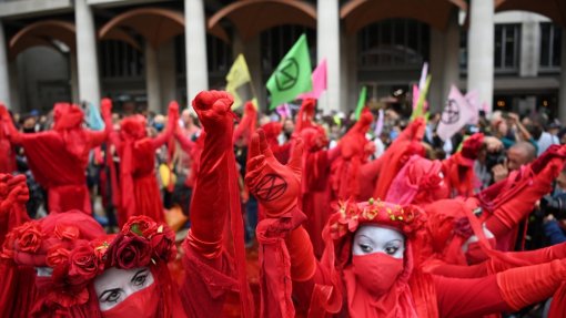 Movimento ecologista Extinction Rebellion manifesta-se contra City de Londres