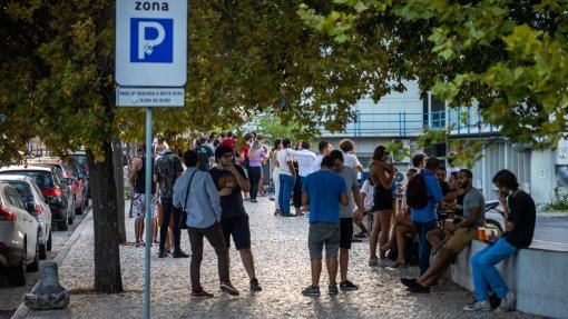 Covid-19: Pandemia com “tendência crescente” de infeções nos jovens e idosos