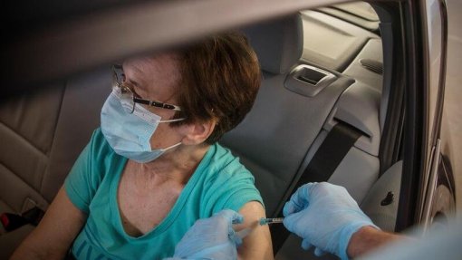 Covid-19: Médicos de saúde pública defendem terceira doce para idosos com vacina da gripe