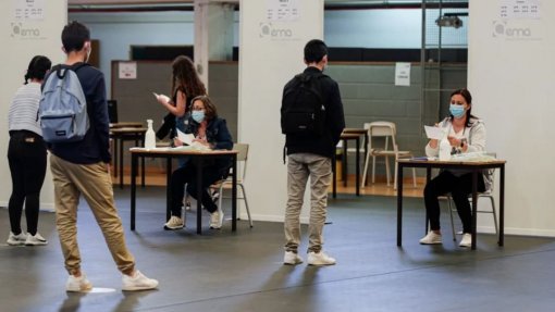 Covid-19: Regras de isolamento mais flexíveis nas escolas, máscaras e rastreios continuam – DGS