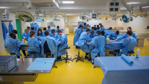 Conselho de Escolas Médicas aponta novos cursos de medicina como “fixação” de Manuel Heitor